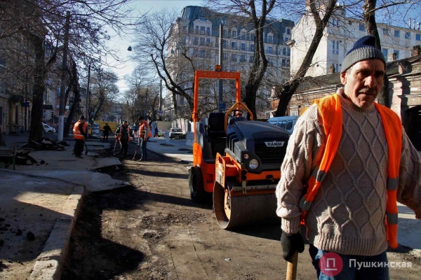 Затянувшиеся раскопки на Осипова: улицу уже асфальтирует, совсем скоро она «поедет». Фото