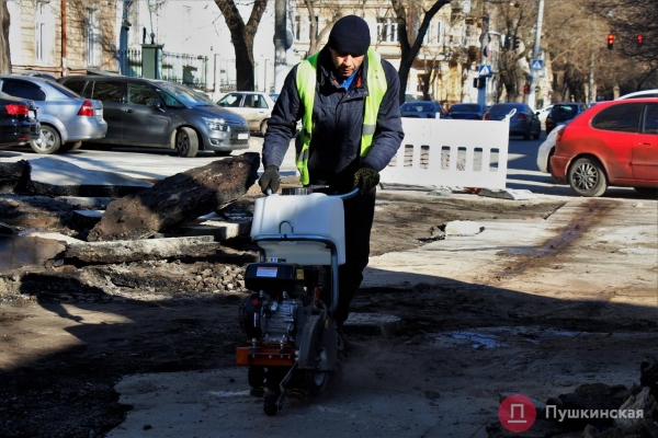Затянувшиеся раскопки на Осипова: улицу уже асфальтирует, совсем скоро она «поедет». Фото