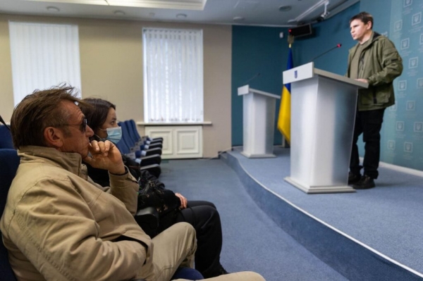 В Украину приехал Шон Пенн: он будет документировать российскую агрессию