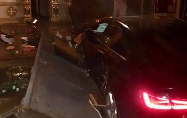 В Тернополе женщина на авто протаранила собор