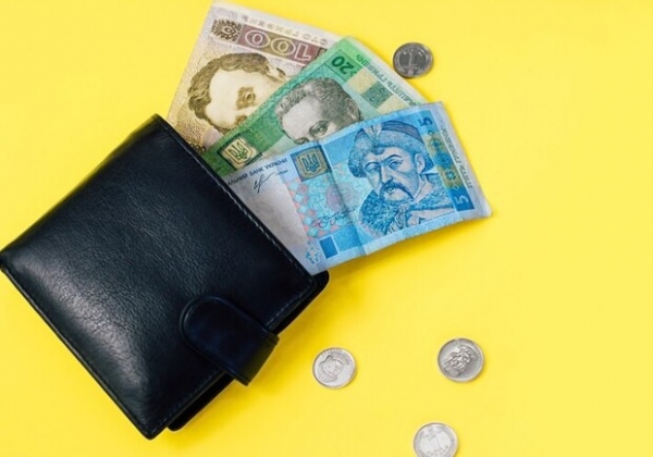Cоцвыплаты, цены на горючее, выходные: что изменится для украинцев в мае