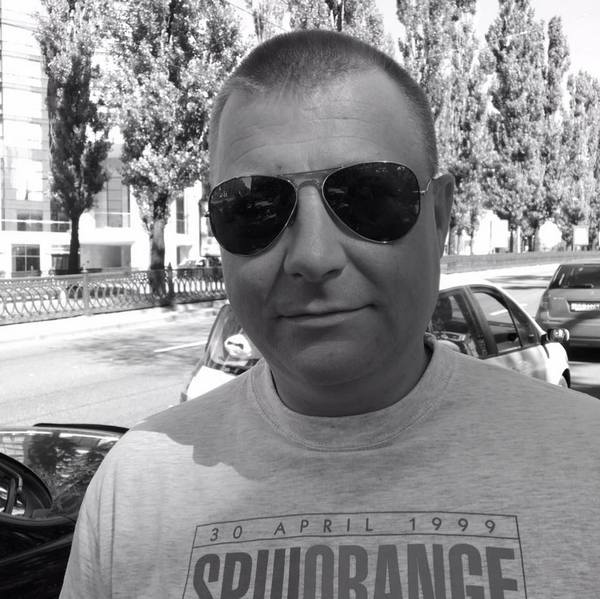«Окупанти розстріляли наші автівки, де було 6 дітей»: історія порятунку сім’ї, понівечені машини якої виставлені в центрі Києва