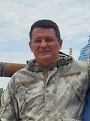«Окупанти розстріляли наші автівки, де було 6 дітей»: історія порятунку сім’ї, понівечені машини якої виставлені в центрі Києва