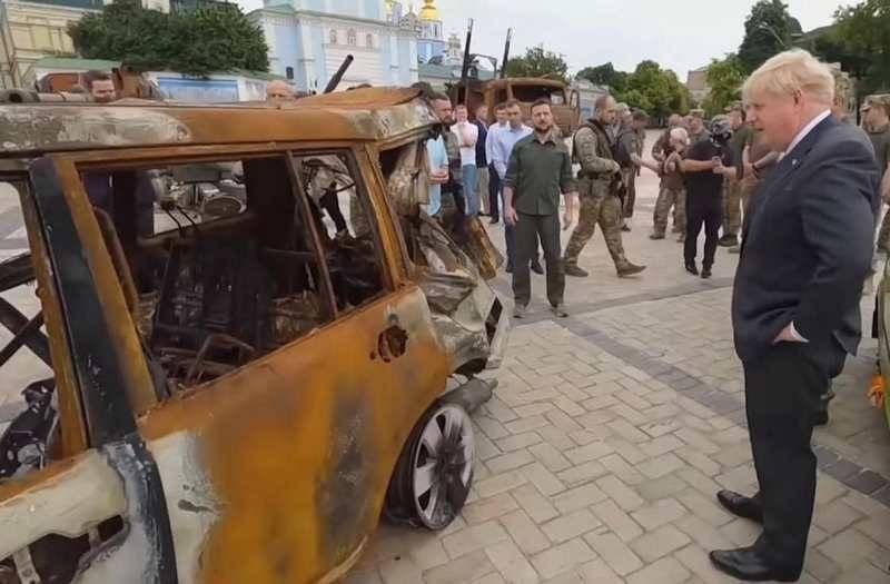 «Окупанти розстріляли наші автівки, де було 6 дітей»: історія порятунку сім’ї, понівечені машини якої виставлені в центрі Києва