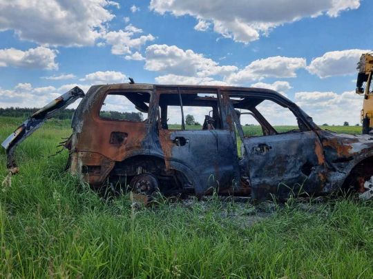 «Окупанти розстріляли наші автівки, де було 6 дітей»: історія порятунку сім’ї, понівечені машини якої виставлені в центрі Києва