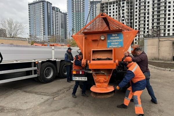 Непогода в Одесской области: на севере пошел снег, коммунальщики работают круглосуточно