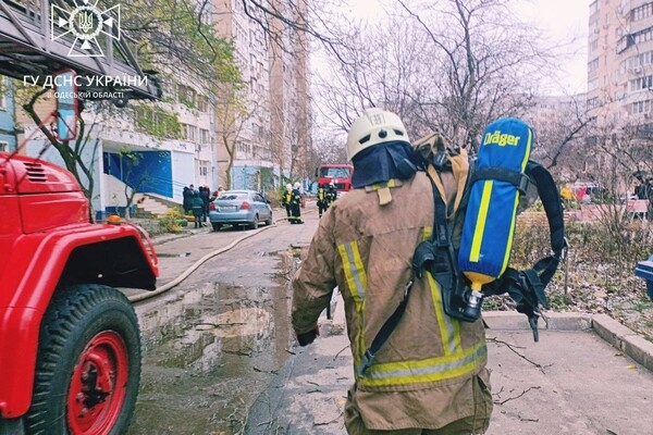 В Одессе на пожаре в 12-этажке спасли 16-летнюю девушку