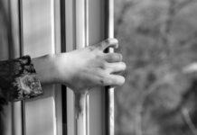 Возле многоэтажки в Суворовском районе Одессы обнаружили тело 13-летней девочки