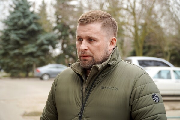 Глава Одесской ОВА недоволен ремонтом пострадавшей от обстрела многоэтажки в Сергеевке: причина