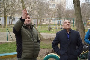 Глава Одесской ОВА недоволен ремонтом пострадавшей от обстрела многоэтажки в Сергеевке: причина