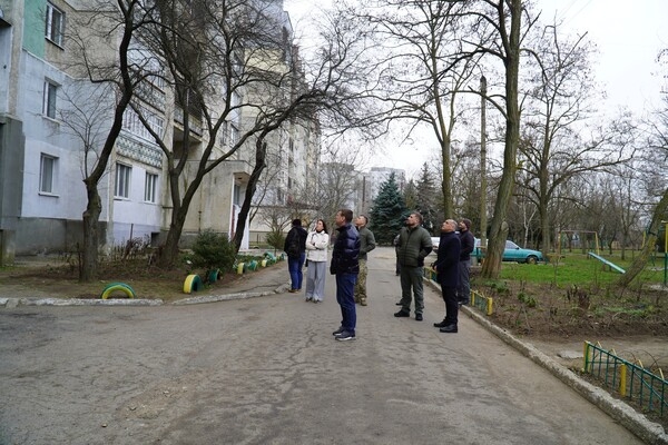 Глава Одесской ОВА недоволен ремонтом пострадавшей от обстрела многоэтажки в Сергеевке: причина