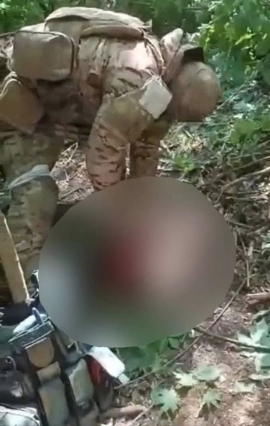 Різали по живому: росіяни жорстоко відтяли голову українському полоненому й зняли це на відео