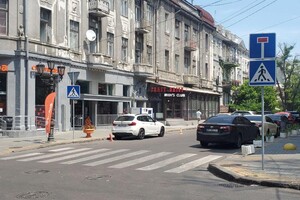 Стало приятно ходить: в переулке Чайковского установили антипарковочные столбики