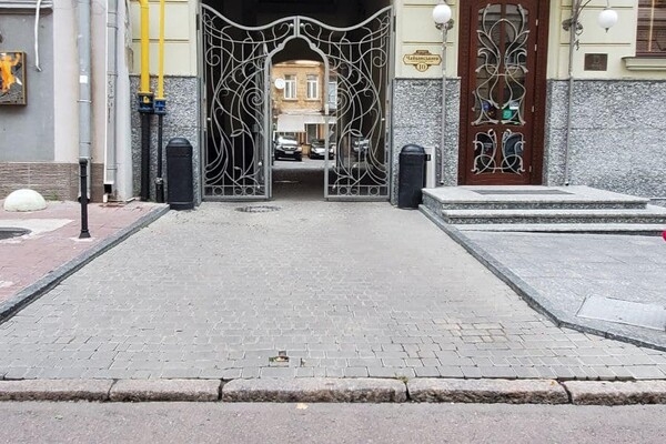 Стало приятно ходить: в переулке Чайковского установили антипарковочные столбики