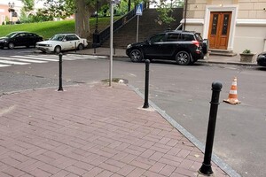 Стало приятно ходить: в переулке Чайковского установили антипарковочные столбики