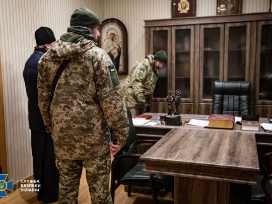 Завдав лиха мирянам: під Києвом настоятель храму УПЦ МП влаштував рашистську катівню на території церкви