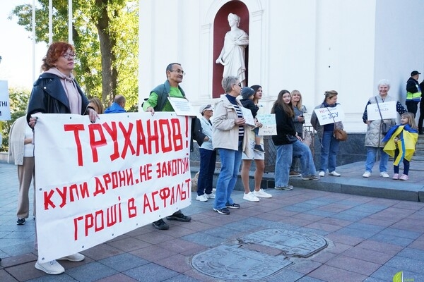 Одесситы снова вышли на протест против неуместных во время войны тендеров