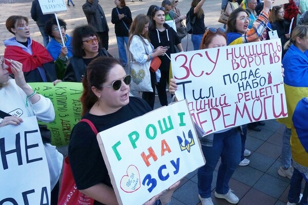 Одесситы снова вышли на протест против неуместных во время войны тендеров