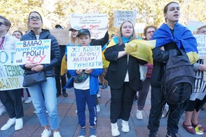 Одесситы снова вышли на протест против неуместных во время войны тендеров