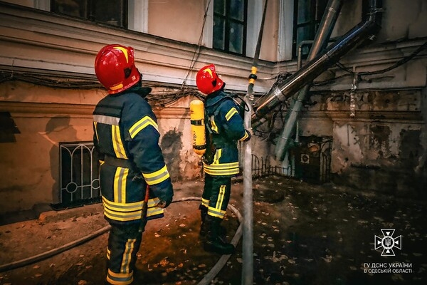В центре Одессы вспыхнул пожар в кафе: загорелась вытяжная труба