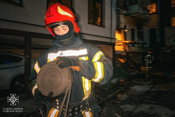 В центре Одессы вспыхнул пожар в кафе: загорелась вытяжная труба