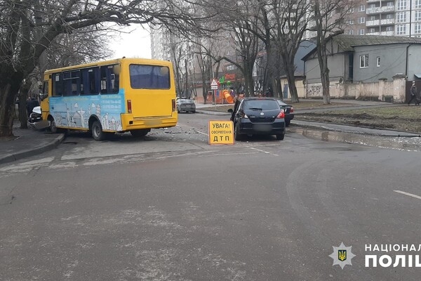 В Одессе в одно ДТП попали маршрутка и пять автомобилей 