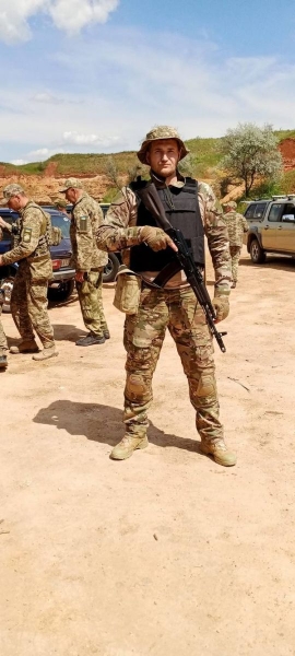 Боєць, якому через поранення паралізувало ноги й пів тіла, зустрів в лікарні своє кохання: у воїна з’явився шанс знову ходити