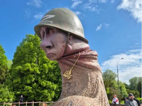 У Варшаві 9 травня біля кладовища виставили на показ «Х…ла»