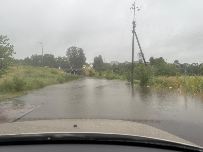 Є місця, де вода сягає майже трьох метрів: дощі затопили Львів (фото)