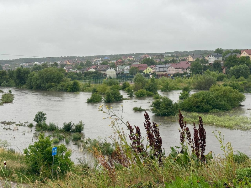 Є місця, де вода сягає майже трьох метрів: дощі затопили Львів (фото)