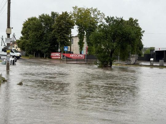 Є місця, де вода сягає майже трьох метрів: дощі затопили Львів (фото)